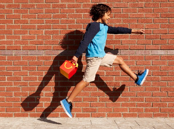 McDonalds_MB's tweet photo. En #McDonalds nos encanta ver sonreír a grandes y a pequeños. Siempre #Happy #HappyMeal http://t.co/pZyQhpB7Ss