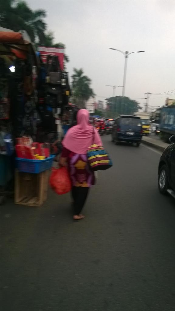 riesfai's tweet photo. Pedagang K5 di Cibinong memenuhi separuh jl raya bogor http://t.co/zQKTqrsnb0
