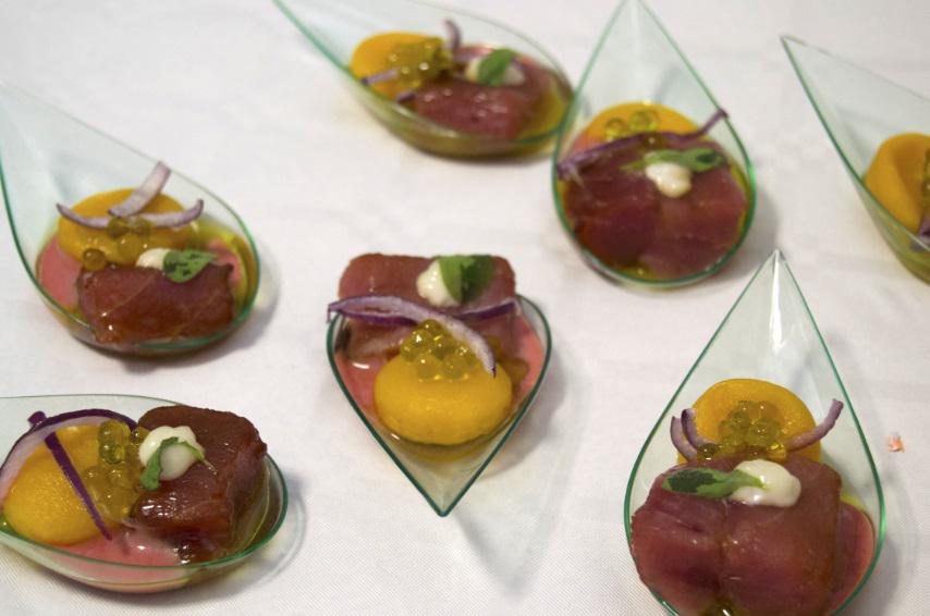 _WineConnection's tweet photo. Y para maridar el Gran Oro Airén y el Oro Joven La Ciaxa, Símbolo Airén @Rubenchef71 nos preparó esta fantástica tapa http://t.co/n1SLDPZkvl