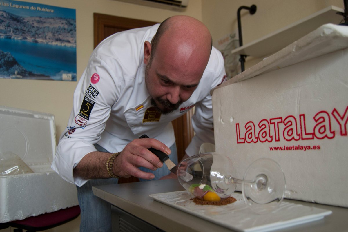 _WineConnection's tweet photo. Y para maridar el Gran Oro Airén y el Oro Joven La Ciaxa, Símbolo Airén @Rubenchef71 nos preparó esta fantástica tapa http://t.co/n1SLDPZkvl