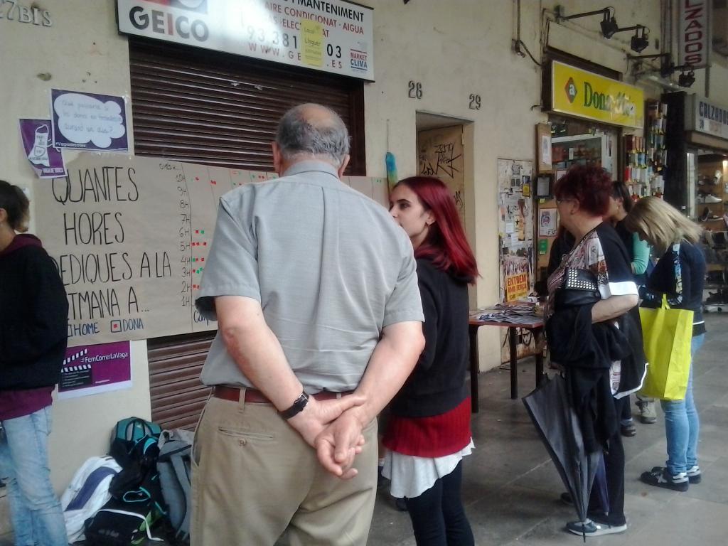 FFeministes's tweet photo. Visibilitzant les hores que dediquem als treballs reproductius al mercat de #SantAndreu #vagadetotes @vagadetotes http://t.co/aYp6GlDF6Q