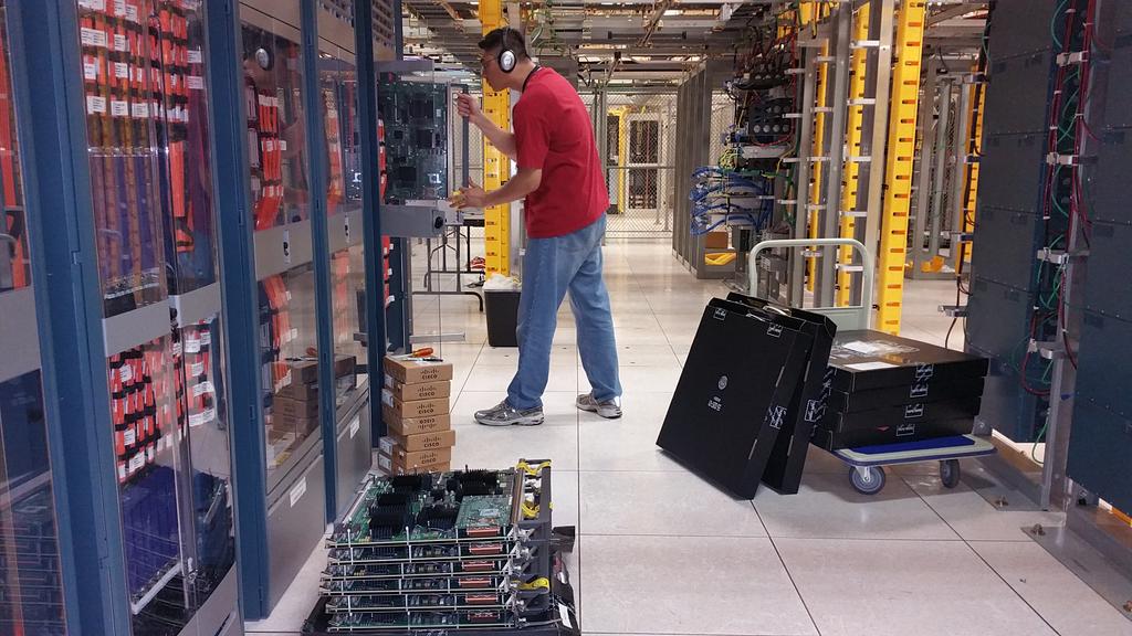 RouteMyWorld's tweet photo. Card swap. #cisco #crs-fp-x #100GE http://t.co/wn791x9jU2