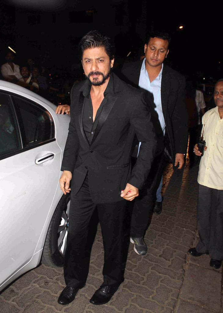 ShahRukhKhan_FC's tweet photo. [ #HQ tagless] #SRK [ @iamsrk ] at @deepikapadukone 's success bash #Piku .. #style #Bollywood #RaeesStyle http://t.co/Nq9YGZQBnp
