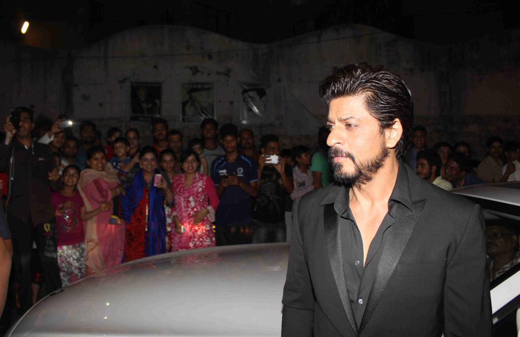 ShahRukhKhan_FC's tweet photo. [ #HQ tagless] #SRK [ @iamsrk ] at @deepikapadukone 's success bash #Piku .. #style #Bollywood #RaeesStyle http://t.co/Nq9YGZQBnp