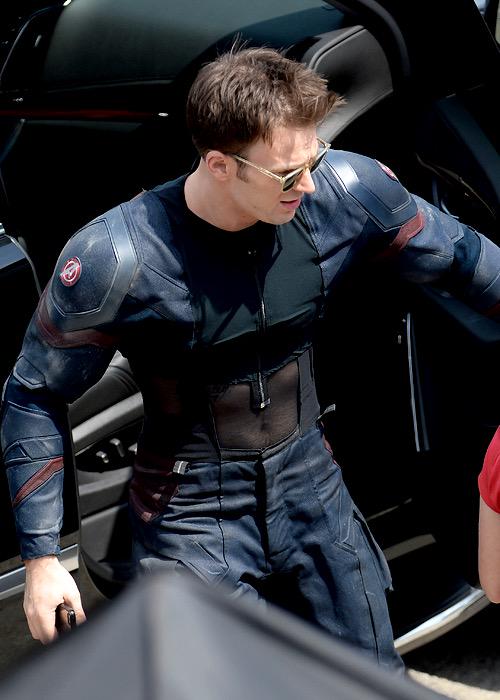 fictionaIs's tweet photo. the real question: why is there a spot cut to see @ChrisEvans's abs http://t.co/S3ThAui9r3