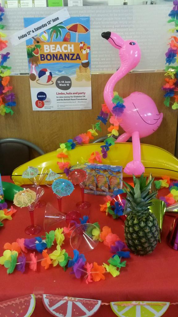 suzyroberts123's tweet photo. Getting ready for Beach Bonanza @Worcs23440 @its4bert @struth83 @wright_rach @CancerUK #.hula #limbo #funatwork http://t.co/z0WS80xaM5