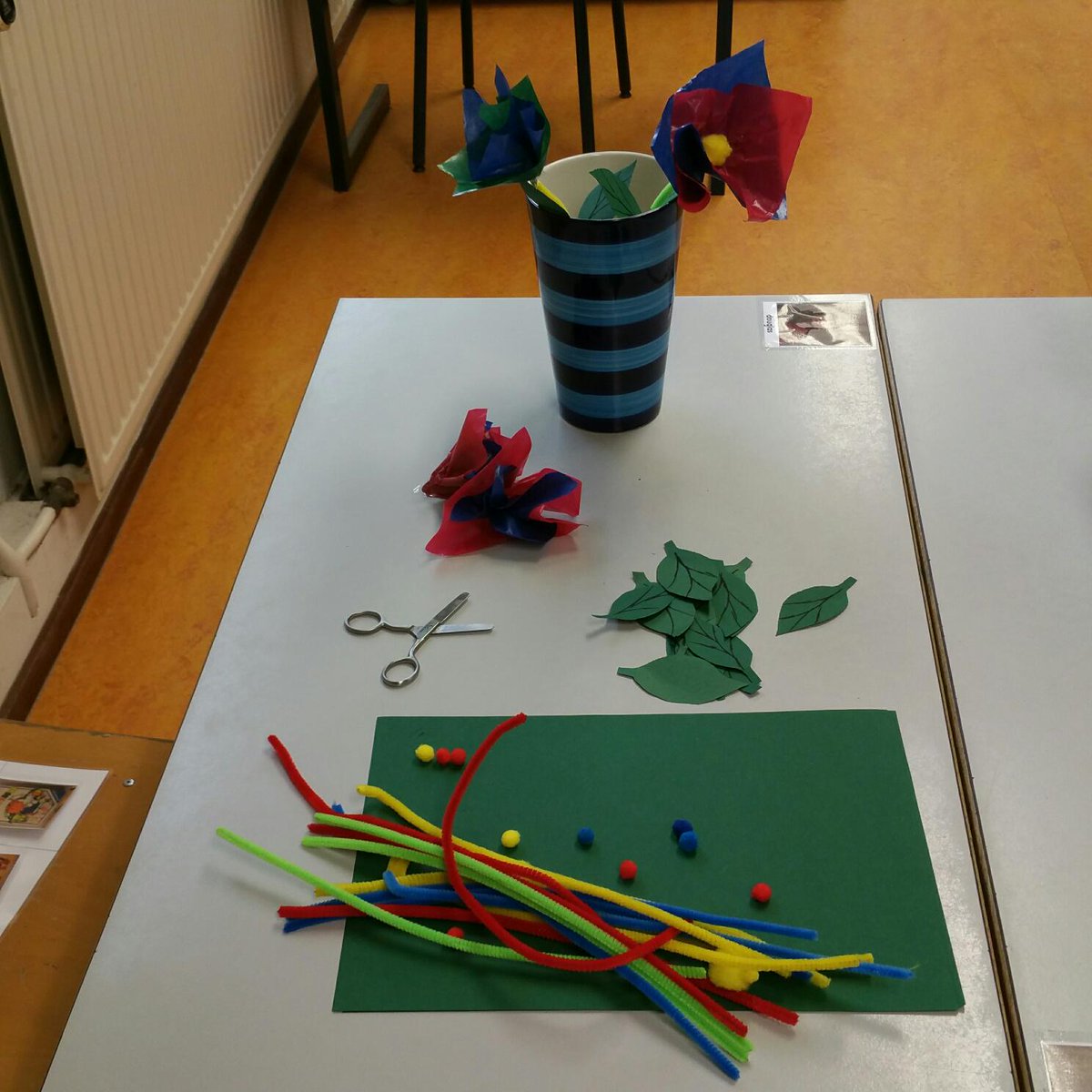 meerklank's tweet photo. VSO 5 B&amp;D Baarnseweg fleurt op met de zelfgemaakte bloemen! #meerklank http://t.co/b6N8BBy5HE
