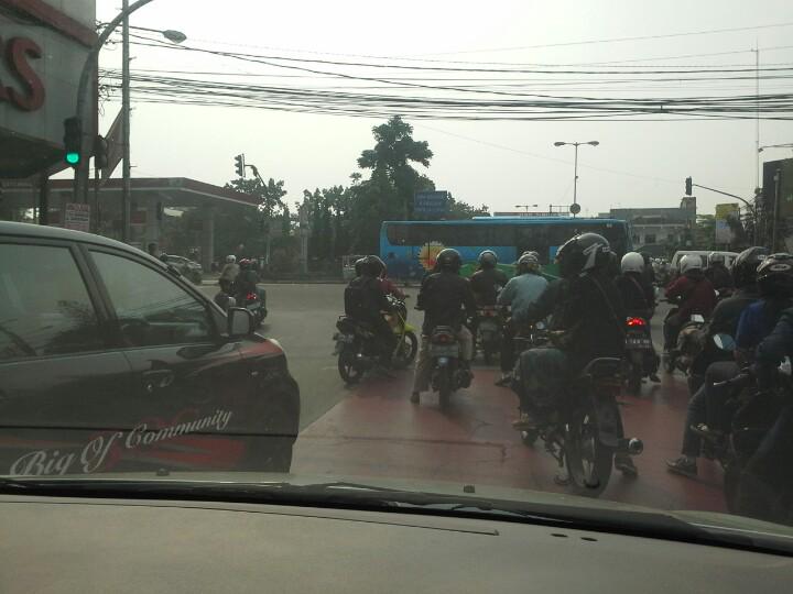 infobandung's tweet photo. huft RT @ariefeira: Mobil plat F ga bisa ngantri.. jadi tamu taat aturan donk.. :(  http://t.co/WGeOMZ3qWG