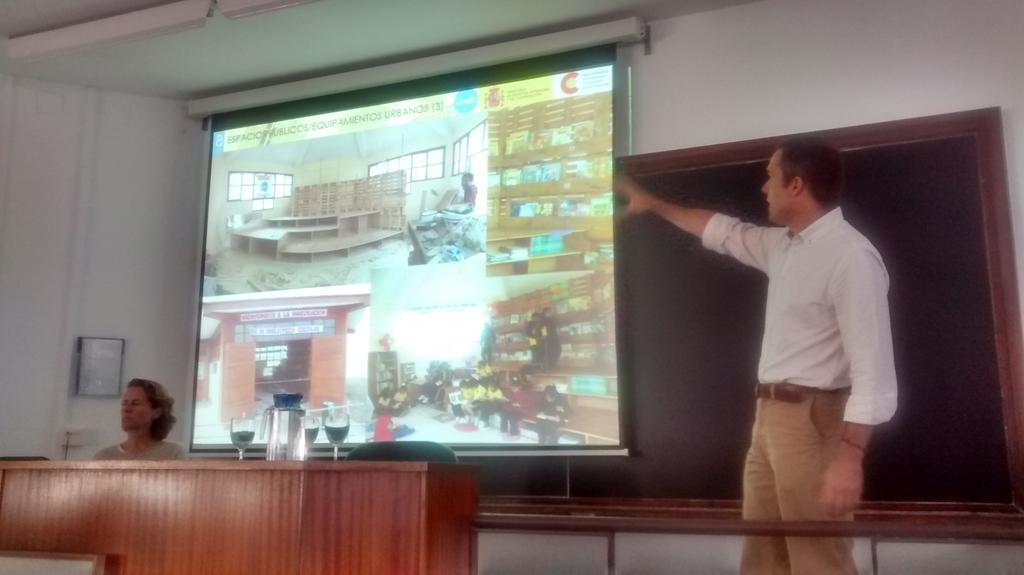ingentes's tweet photo. Javier de Haro  explica  proyectos realizados con materiales reciclados en #Perú  @ONGCesal  #habitabilidadbasica http://t.co/wY1VoAe8cm