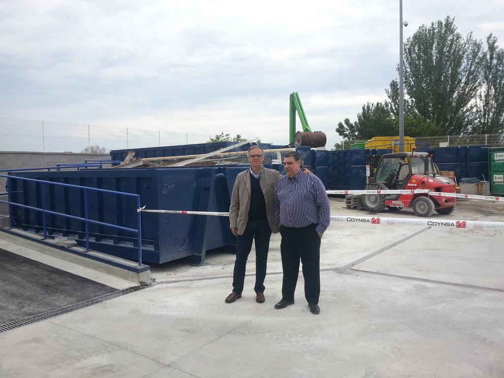 perepares's tweet photo. Aquest matí juntament amb l'alcalde de Teià Josep Botey hem fet una visita d'obres a la Deixalleria. Queda poc obrir http://t.co/kHKow95n0F