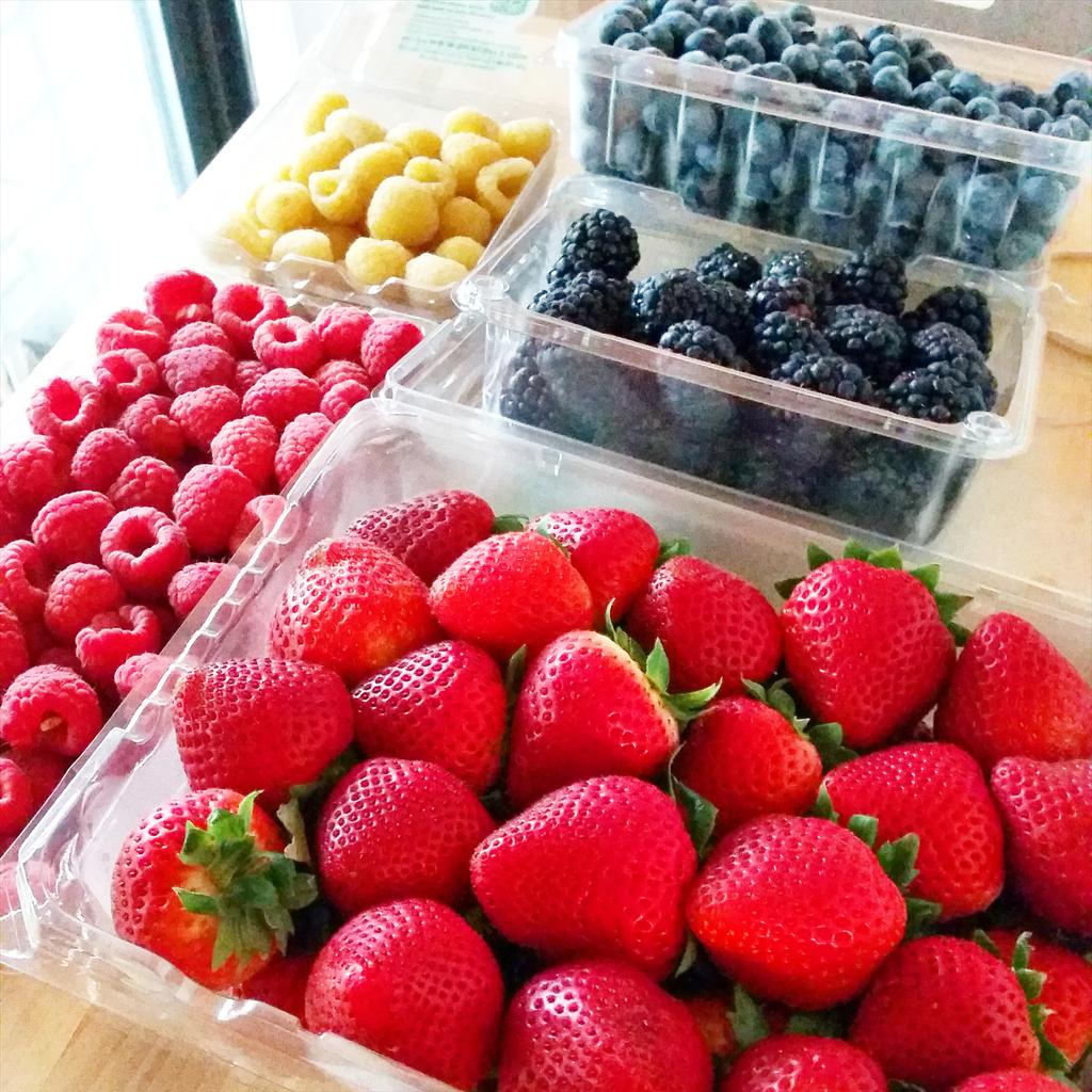 knowyourproduce's tweet image. Fresh Organic Berries from the market.  How long would this haul last in your house? #knowyourproduce