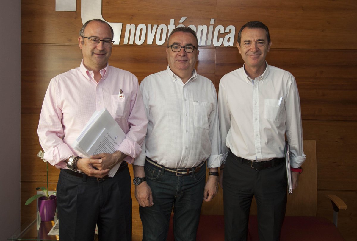 LuisRogelioLRRC's tweet photo. Todo listo para iniciar el debate 24M# en @Ser_Almeria con el candidato socialista @jcpereznavas #GarantíaParaAlmería http://t.co/vqMZIxDPWx