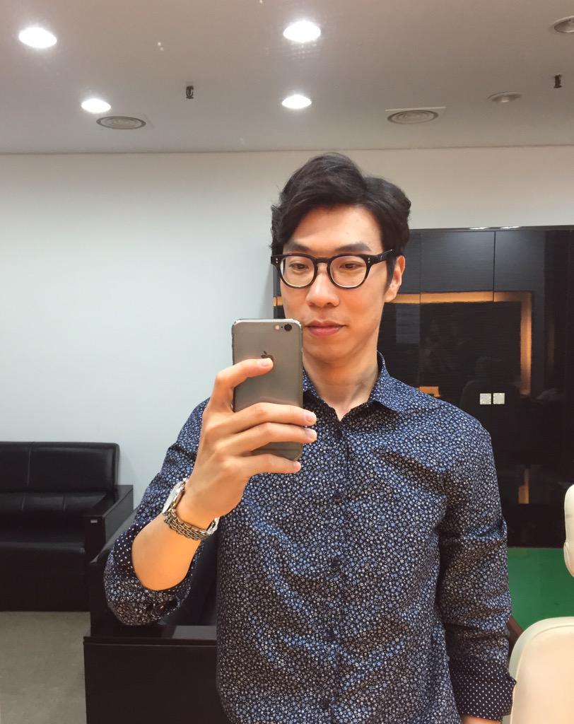 ZittenUk's tweet photo. 가르마 스타일. 고영배랑 다시 닮아야지!! http://t.co/aKCUotWyft