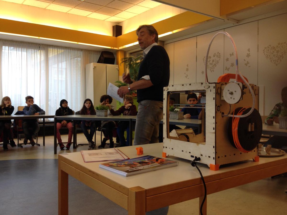 okkiesmit's tweet image. Door leerlingen zelf gemaakte 3D printer van "De Tamarisk". Nu #rtvnoord #opnoord