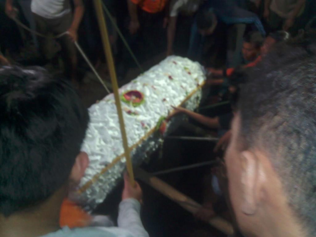 Pemakaman (alm) erry dipimpin Bupati Sleman berjalan tertib lancar, Selasa (19/5) 21:21 WIB  via <a href="/elang_mobile/">Tanggap Pamungkas</a>