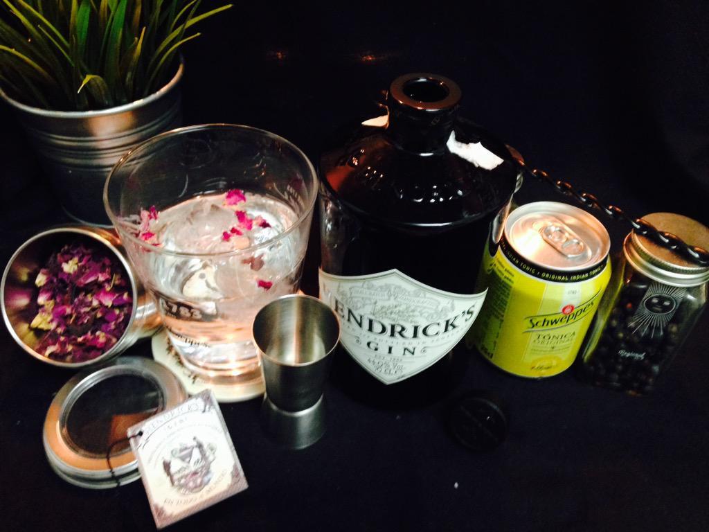 cocktelea's tweet photo. Buenísima combinación de la mano de @HendricksGin y @Schweppes_ES con pétalos de rosa y cardamomo
#feliz martes http://t.co/Q2bL2KS7Q4