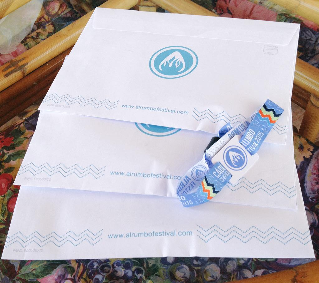 RosanaRG_'s tweet photo. Ya tenemos nuestras pulseras para @AlrumboFestival @GenteAlRumbo 😁🎉 @Miriammbn @MarSnchez9 @Paulaa1922 #Vamonos http://t.co/J9nEmrKpEv