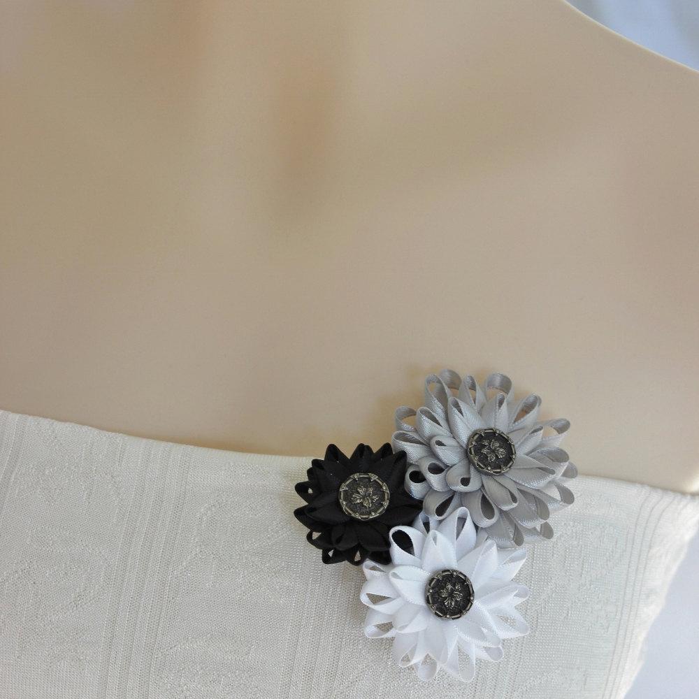 Flower Corsage Pins, Black, White, Gray Flower Pin, Alternative to … etsy.com/listing/169368… #esweddings #ClusterPin