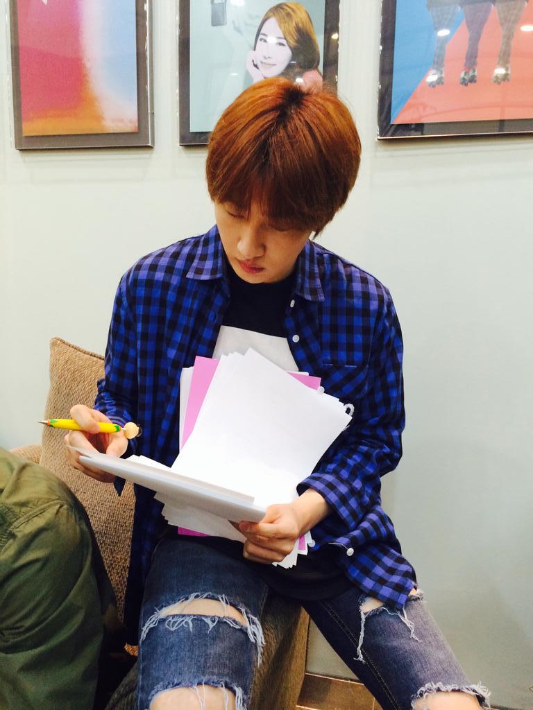 폭풍 원고 공부 중인 두 남자!
오늘의 스페셜DJ~~~~ 은혁 &amp; 동해!!!
10분만 기다려요😉

#일하는남자들의 #섹시한모습