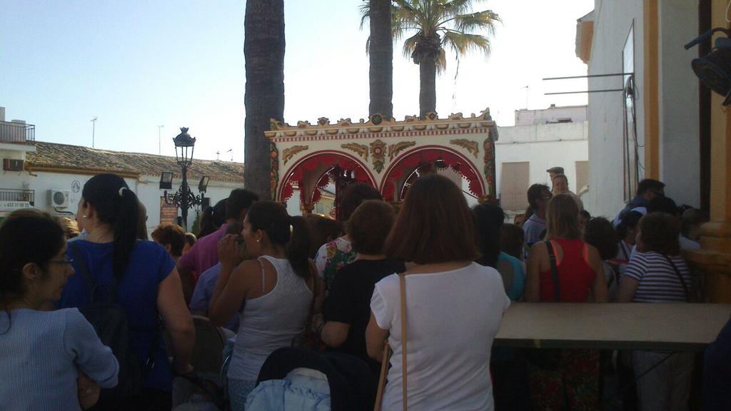 david90sg's tweet photo. En Villamanrique, la primera carreta que sube los porches es la de los niños del colegio #Rocio2015 #TDSActualidad http://t.co/VAppfRVxoA