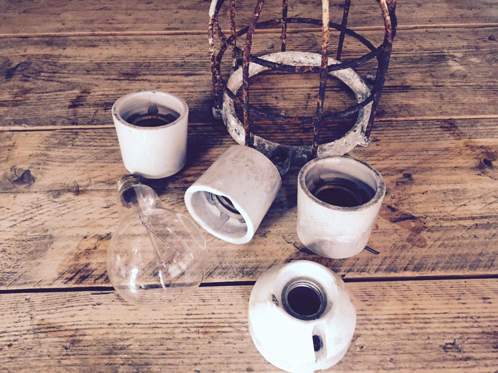 JesperSchelling's tweet image. Druk bezig met het opknappen van 60 oude fabriekslampen....