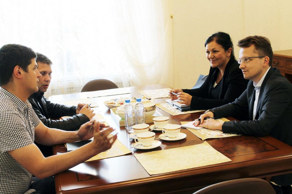 Agropromtehnika's tweet image. @Agropromtehnika планирует оборудовать зерносушилки итальянскими транспортёрами #POFER SRL 
bit.ly/1Hs5Yld