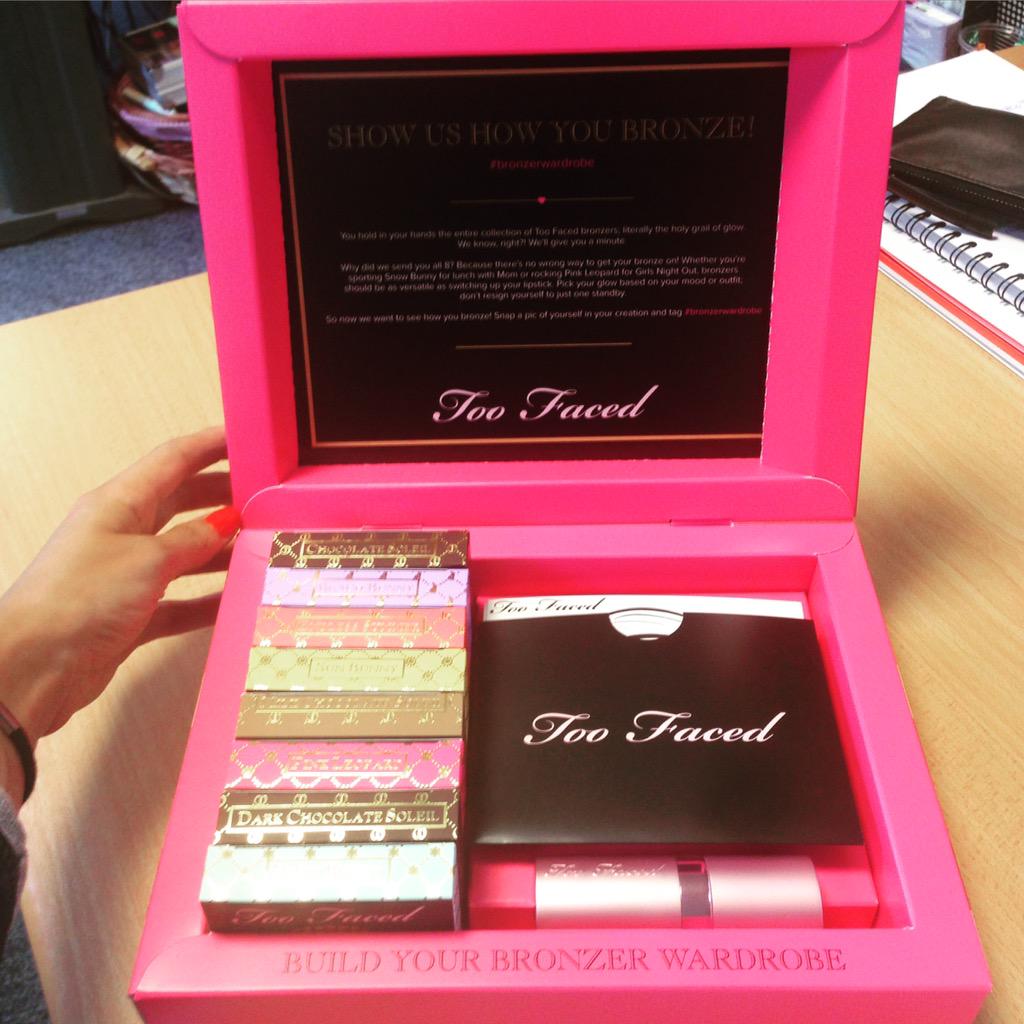 GinaTarlayan's tweet photo. On en rêvait @TooFaced l'a fait ! #bronzerwardrobe #beauty #makeup #bronzingcollection Poke @Cosmopolitan_fr http://t.co/xBTTMljPxC