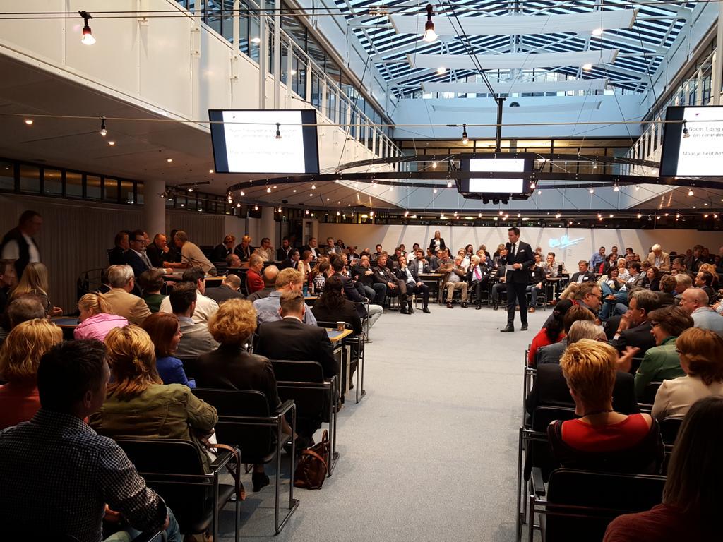 Mooi he! RT <a href="/gretajordens/">Greta Jordens</a>: Wauw!! Wat een opkomst! #dn055 #bni