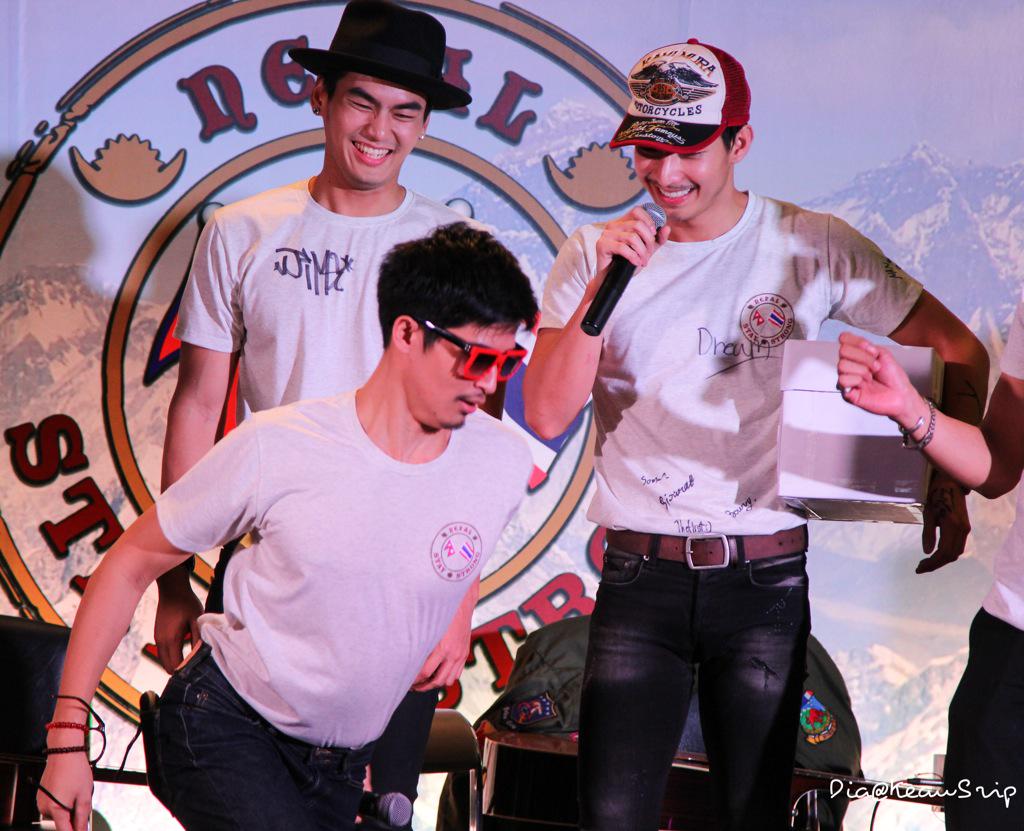keawsrip's tweet photo. ตูมตามก็เป็นไปกับเค้าด้วย 55555 😎 @Hunz_IPH @mootono_pk @toomtamthestar #onefornepal http://t.co/p3x26OD2Xs