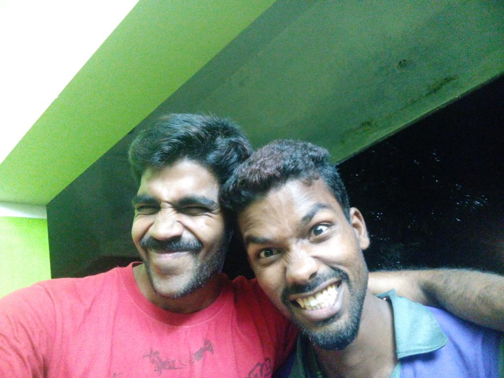 iam_sree0's tweet photo. நடு சாமத்தில் உடன்பிறப்புடன்  ஒரு க்ளிக்!! சத்தியமா நாங்க கெட்டவங்க தான்!  @AjintMankatha @IamArun_ @bullet_sujin http://t.co/0fgXxueyKV