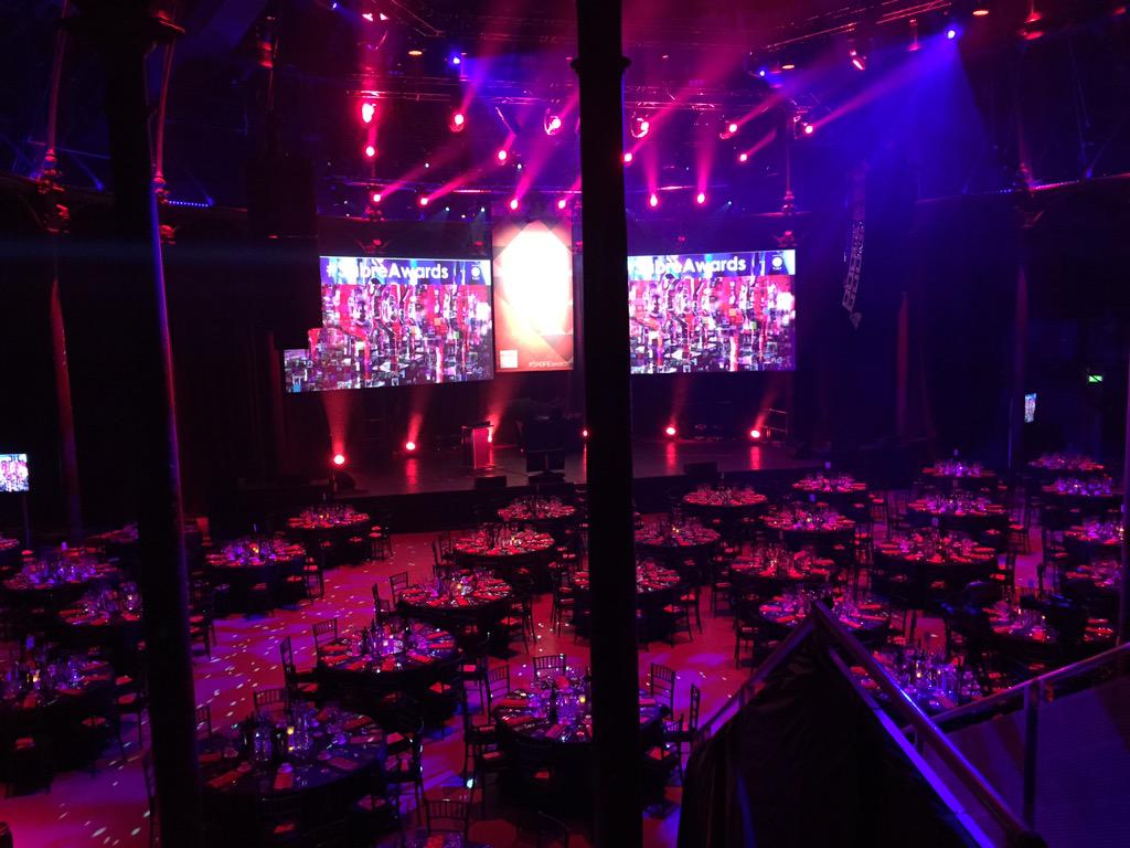 PetrCanik's tweet photo. Dorazili jsme na místo. Za chvíli to propukne. #sabreawards #london #vymoly http://t.co/FsrphOyH8s