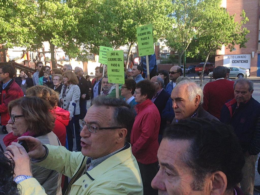 #NoAlCierrePasoAnivel <a href="/AVPilarica/">AVPilarica</a> El alcalde tiene miedo y no se ha presentado. Lamentable.