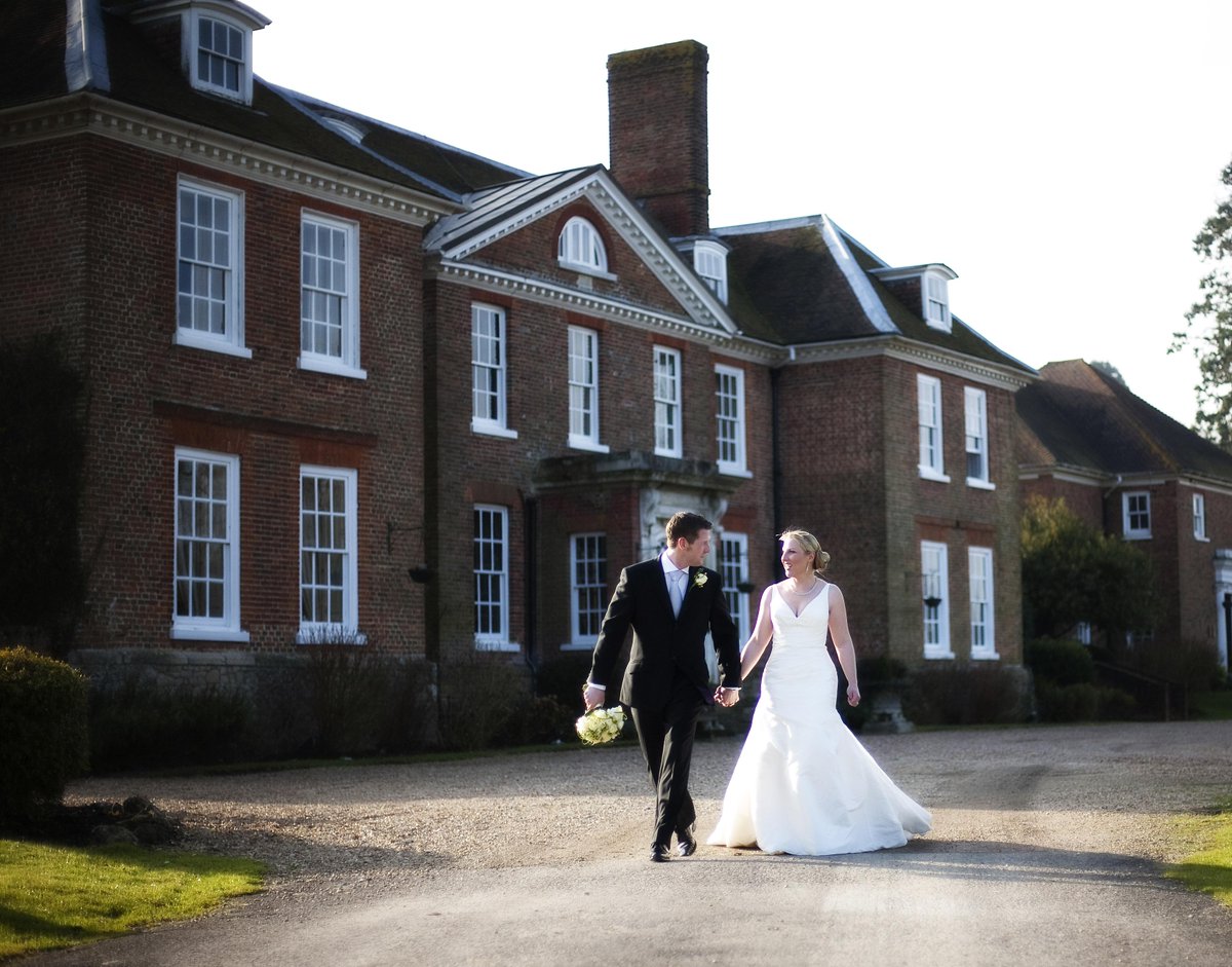 _twistedimage's tweet image. Beautiful @ChilstonPark with a beautiful bride and groom! #weddingphotography #countrywedding