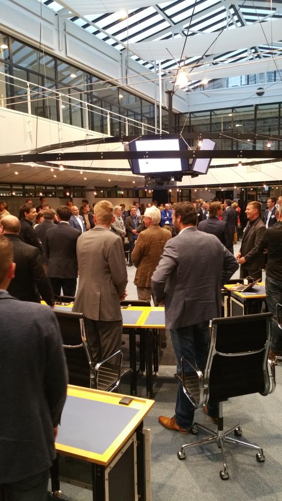 De zaal wordt actief aan het werk gezet door @aqilradjab #dn055