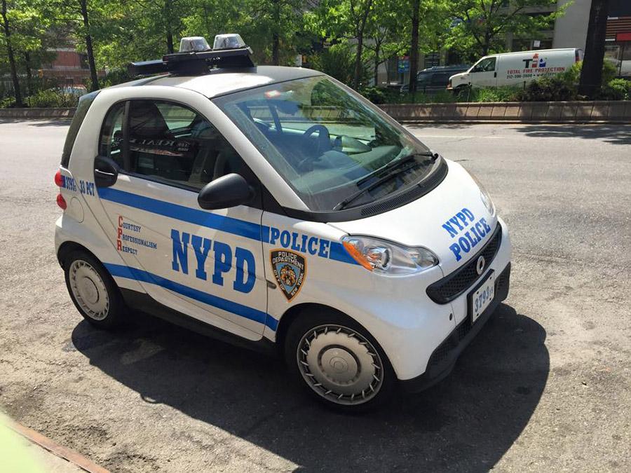 EllieCrystal's tweet photo. #SmartCars #Car2Go in Brooklyn - also NYC Cop Car http://t.co/GsV0XUuy5a