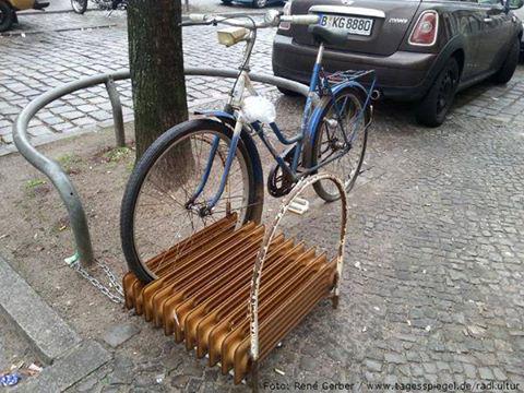 Amst_Air's tweet photo. @recyclesvelo @velovertmag  Nouveau moyen de stationnement pour #vélo...  avec un chauffage !  #recyclage #récup http://t.co/7JUrkOdXsP