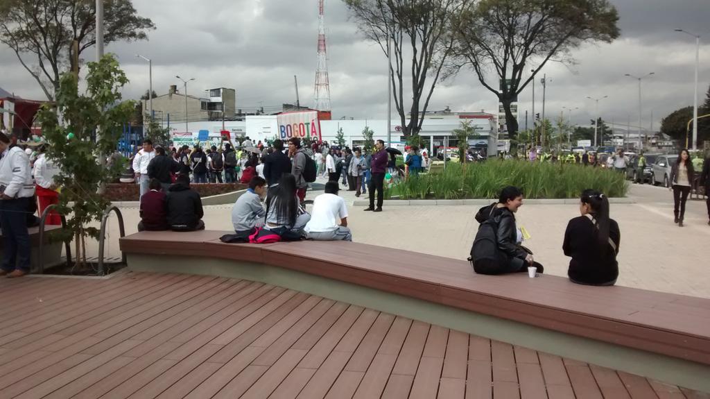 petrogustavo's tweet photo. Nuestro parque en la 72 con 24 abierto al servicio de la comunidad de Barrios Unidos http://t.co/VDiCAwaGla