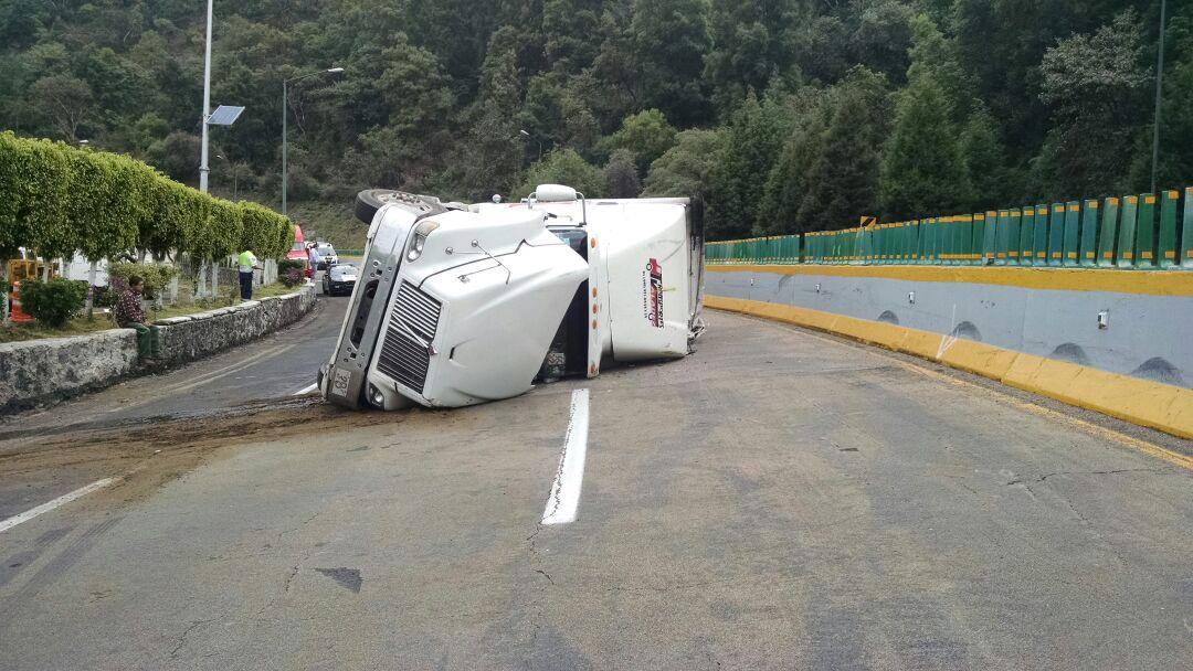 apdnoticias's tweet photo. Vuelca trailer en la autopista México - Cuernavaca. Km 66 (Foto: Pedro Tonantzin) http://t.co/ww5O0HAlvZ