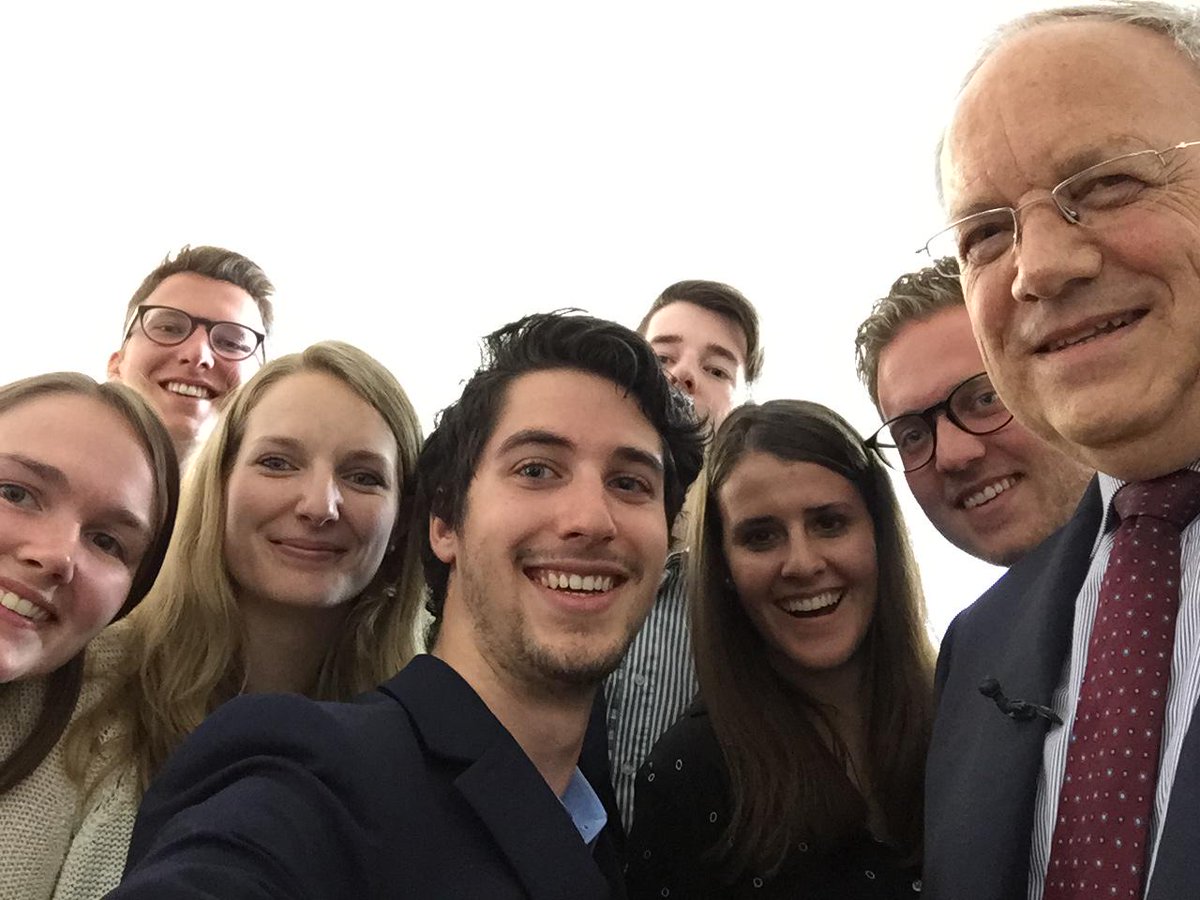 retolipp's tweet photo. «Wollen wir ein Selfie machen?». BR J. Schneider-Ammann ganz ungewohnt im #srfmint-Treffen heute mit Studenten. ^red http://t.co/Tprz9FGdFH