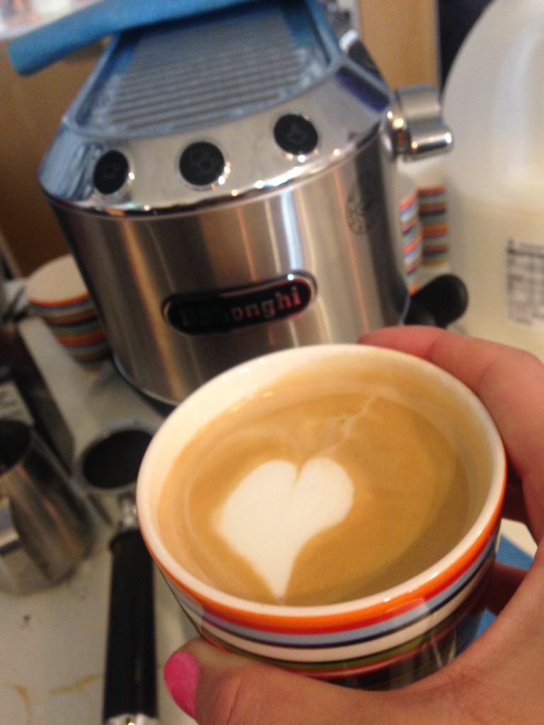 KellyGerbaldi's tweet photo. Heart latte art #futurehome #delonghi http://t.co/xc7mZu0VGk