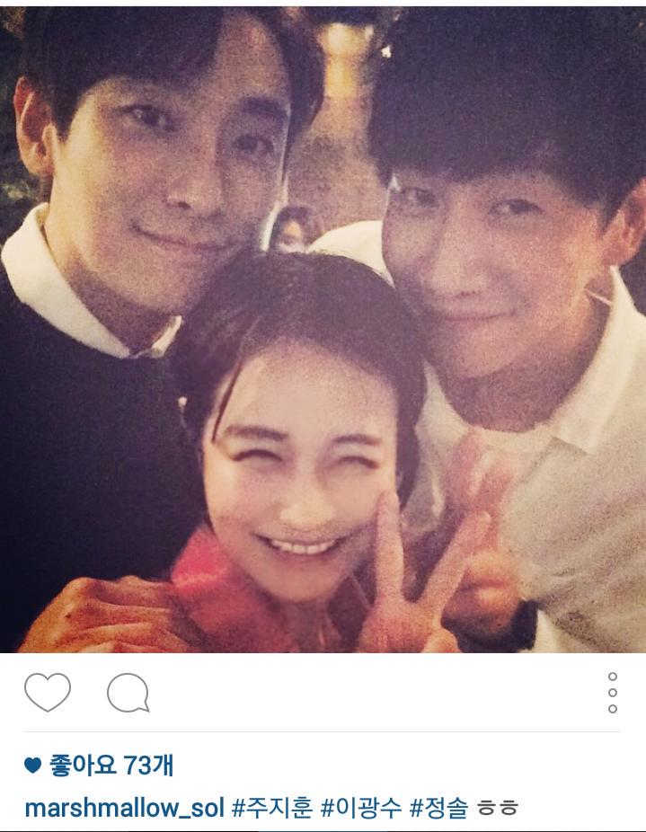 주지훈 영화 <간신> VIP시사회. 동생 광수도 왔었군요!!! 어제 내심 기다렸어요^^ 출처.정솔인스타 #주지훈 #이광수 #간신Translate post