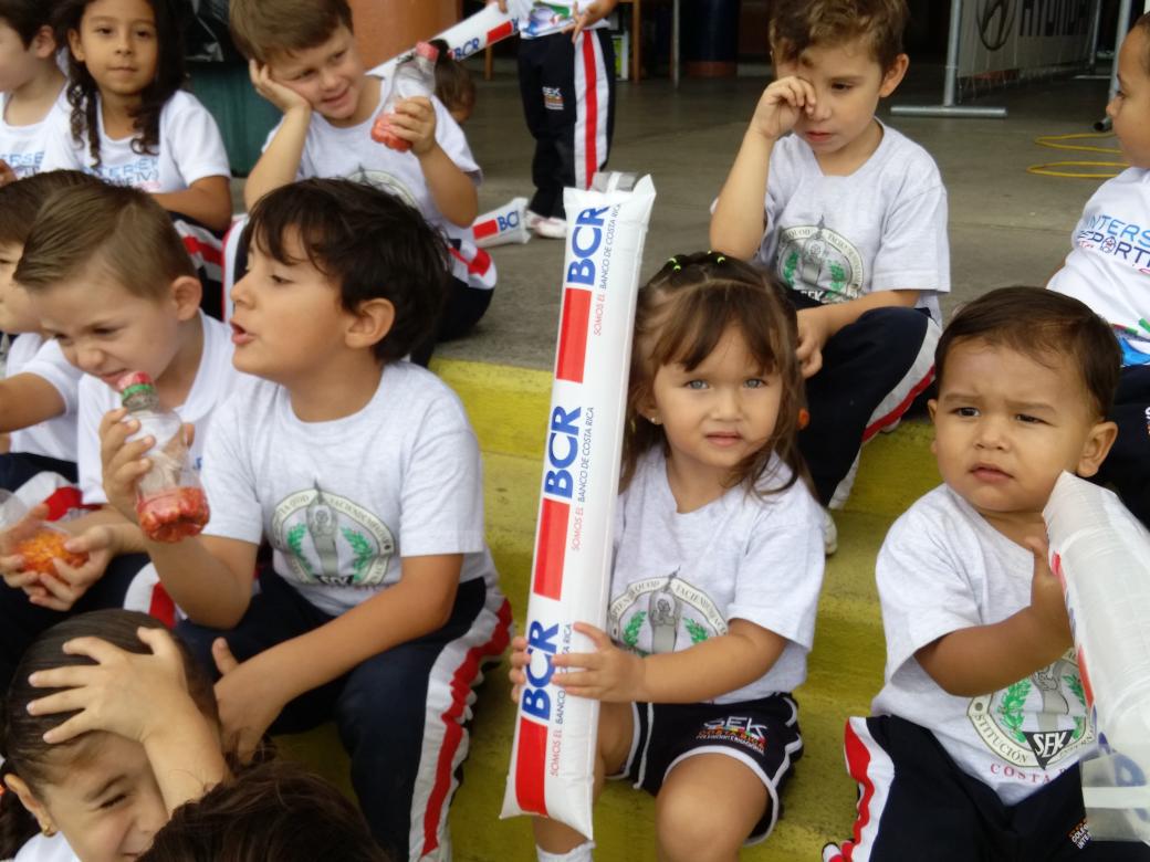 geovacordero's tweet photo. #InterSEK2015  Las barras inician con gran entusiasmo ...  Segundo día de competencias. http://t.co/ctZIh4Mi7S