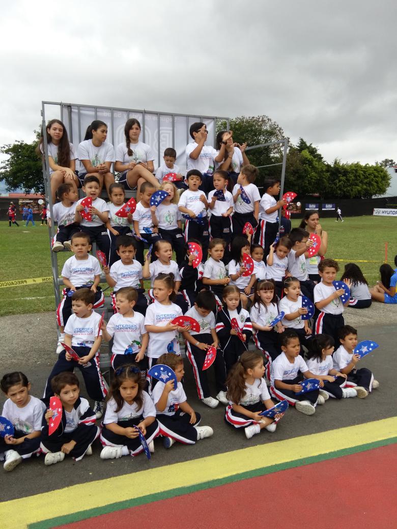geovacordero's tweet photo. #InterSEK2015  Las barras inician con gran entusiasmo ...  Segundo día de competencias. http://t.co/ctZIh4Mi7S