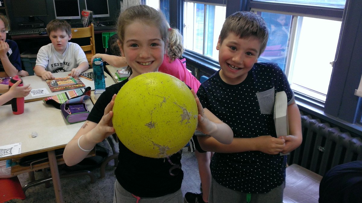 ClasseMmeJudith's tweet photo. #mathpourvrai #solides Le ballon est une sphère. Ce solide roule. http://t.co/Hto0SfTCgL
