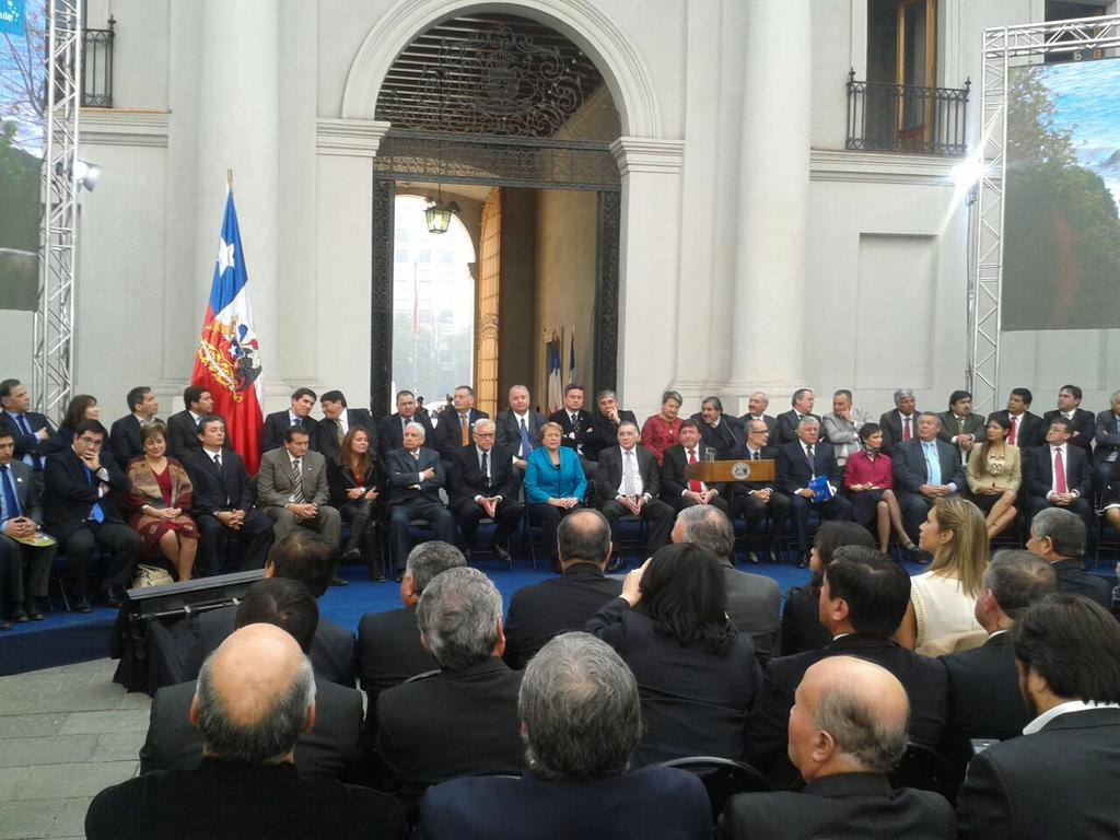 En estos momentos Presidenta firma proyecto de Ley sobre Protocolo de Acuerdo.