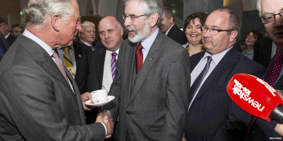 c News Japan シン フェイン党は かつて北アイルランド分離のため武装闘争を展開したアイルランド共和軍 ｉｒａ の政治組織です 一方でチャールズ皇太子は 北アイルランド市民に発砲した英軍パラシュート連隊の名誉指揮官 さらに 大叔父の