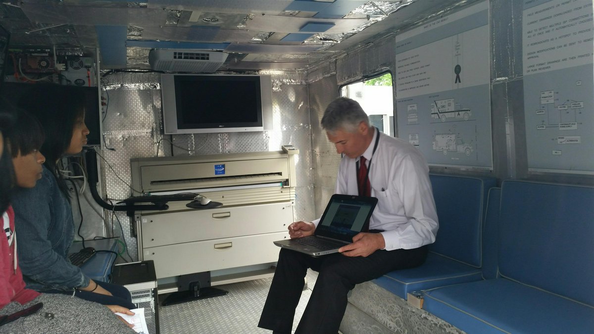 JackieJacksonSD's tweet photo. RT @WalbridgeGroup Our Tech Manager @jjurewicz gives kids a glimpse of #BIM @ today's #CSE2015 http://t.co/Q0Y00xOT7S http://t.co/eDUAQ2L2KP