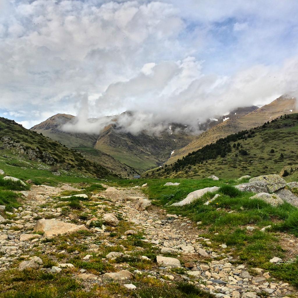 carolmateo16's tweet photo. "La natura no és Déu. La terra no pertany a cap estat. Les muntanyes són lliures. No parlen cap idioma." #AlVertigen http://t.co/pdrRcGKgFl