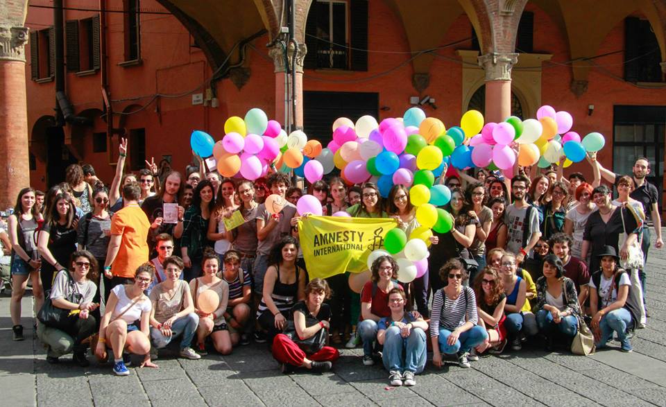 RduBologna's tweet photo. Oggi tantissimi in piazza verdi! #stopomofobia #IDAHOBiT @SpiCgilER @ERCGIL @CgilBologna http://t.co/WWHleDgtIK