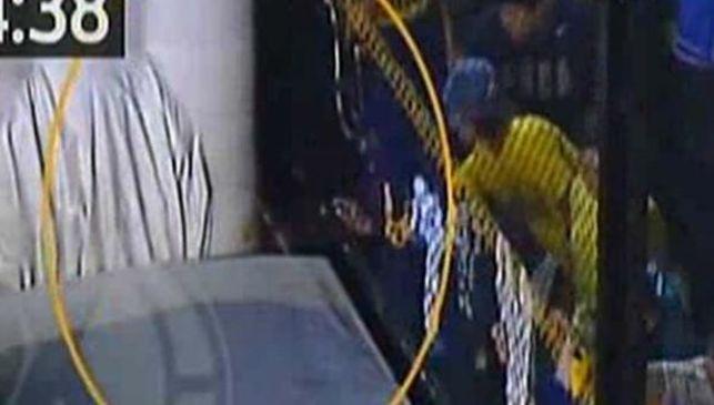 MundoMadridCF's tweet photo. ¡PENOSO! El momento en el que hinchas de Boca le tiraron gas pimienta a los jugadores de River http://t.co/XXf81b2m5R http://t.co/XJ7R8dIS57
